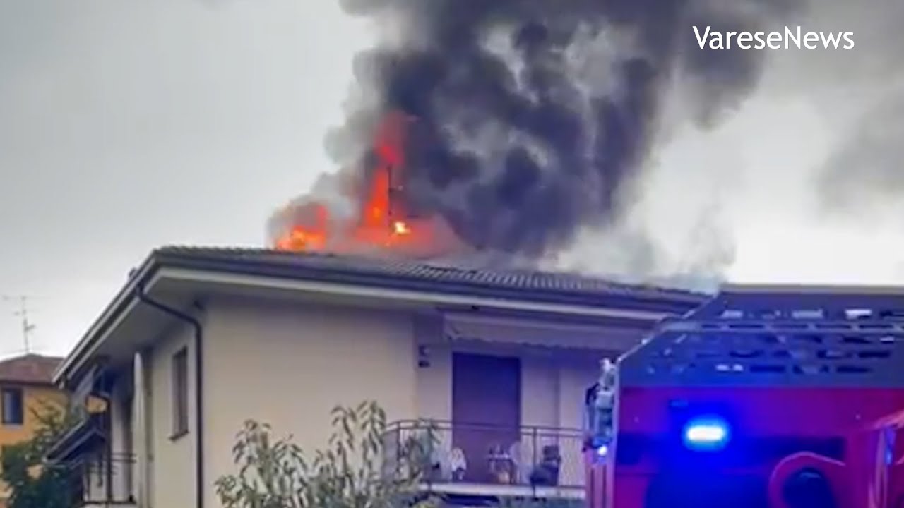 Fulmine colpisce una casa e il tetto prende fuoco