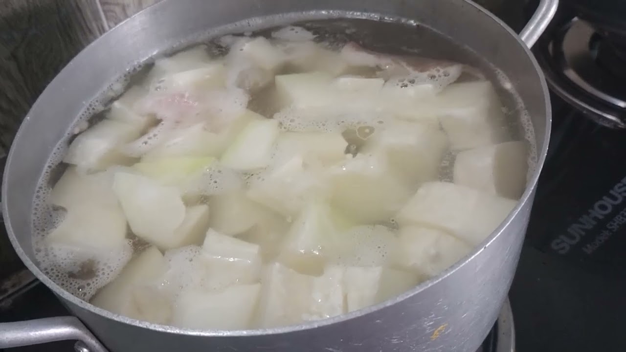 sẽ nấu món canh đu đủ trắng hầm xương