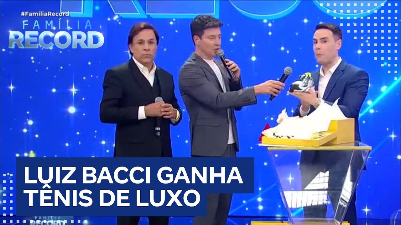 Presente importado! Luiz Bacci ganha tênis de luxo vindo de Los Angeles (EUA)