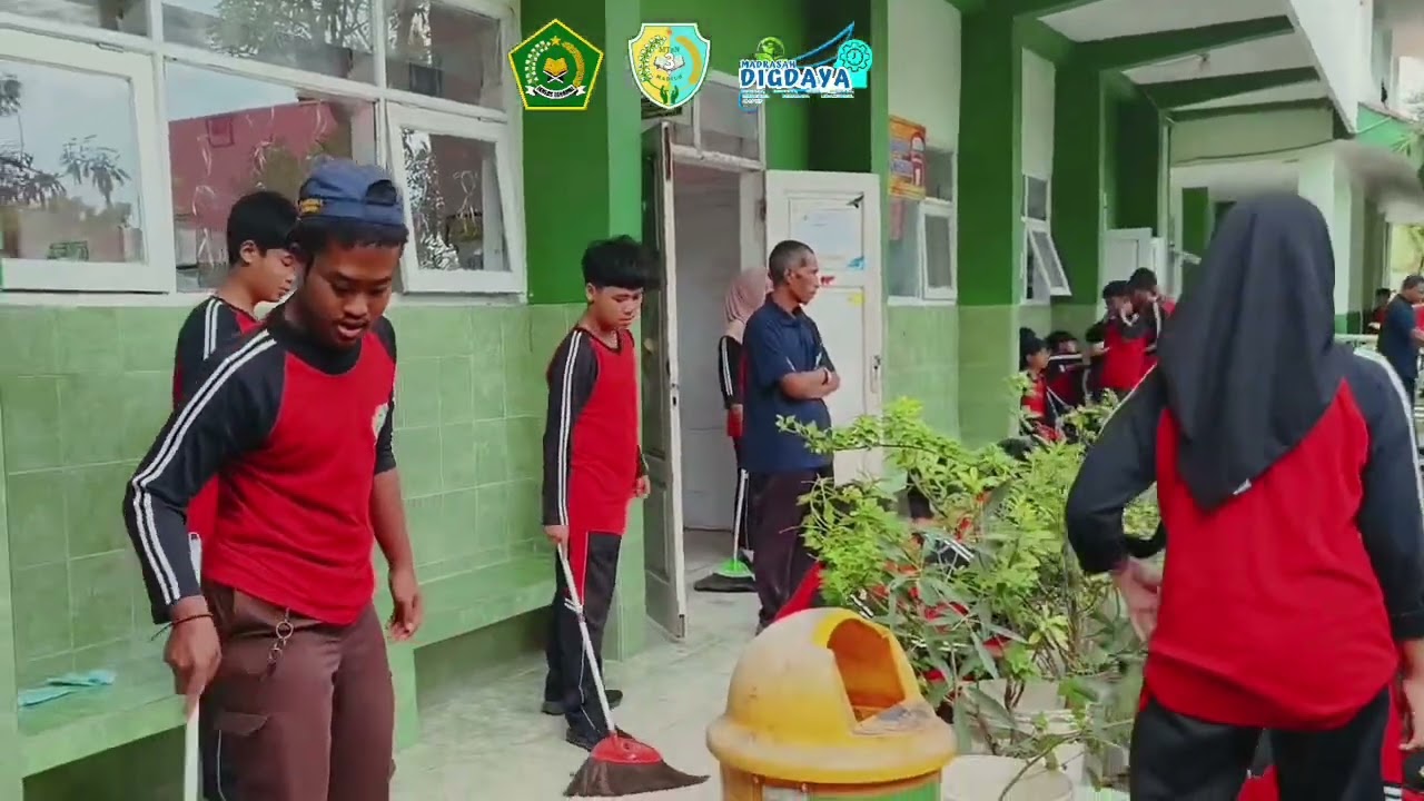 Tarhib Ramadhan dengan bersih brsih lingkungan Madrasah Bersih hati bersih diri menyambut bulan suci
