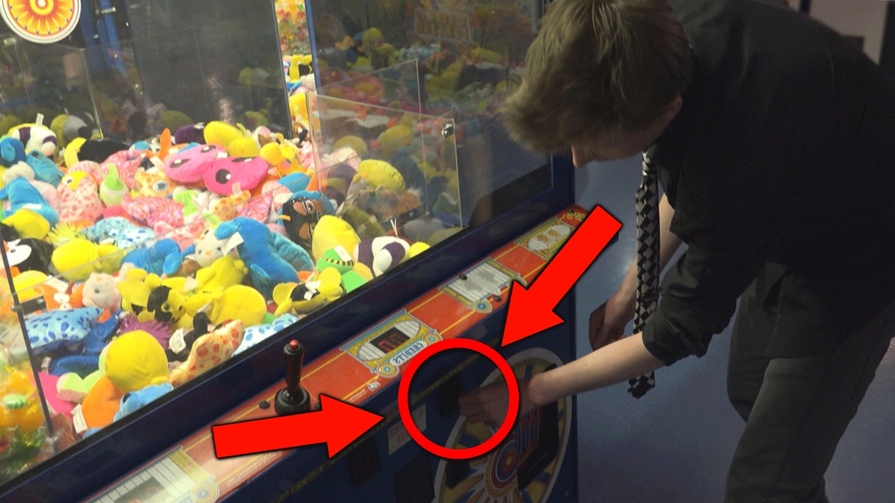 I GOT FREE PLAYS AT THE CLAW MACHINE!
