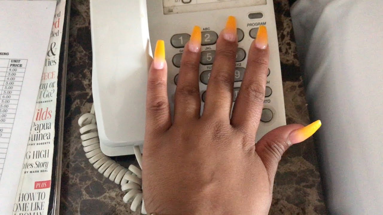 ASMR- HOTEL ROOM TOUR (Tapping / Scratching & Visual Triggers) 🇬🇭💝