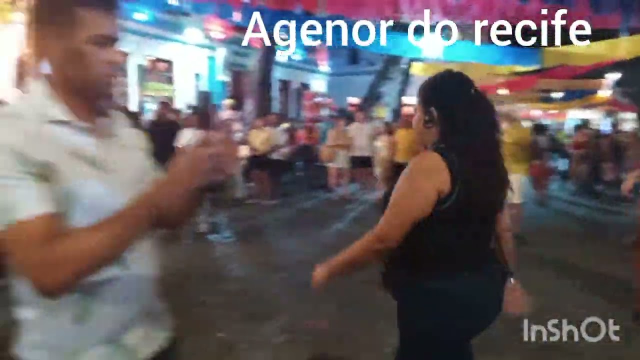 As rua do recife antigo em clima de carnaval