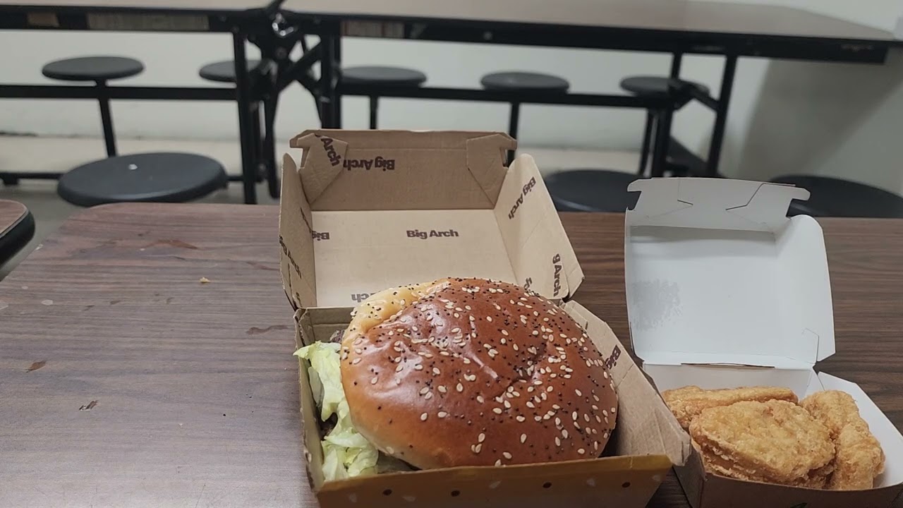 Antibishonen tries the McDonald's Big Arch Burger