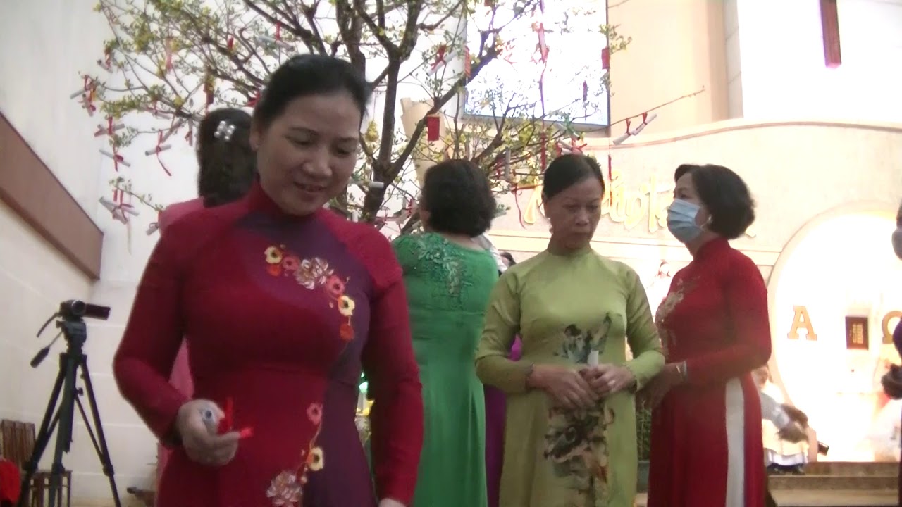 ÔNG TRƯỞNG BAN HÀNH GIÁO CHÚC TẾT HAI CHA TRONG THÁNH LỄ ĐẦU NĂM CON TRÂU - GIÁO XỨ KẺ SẶT