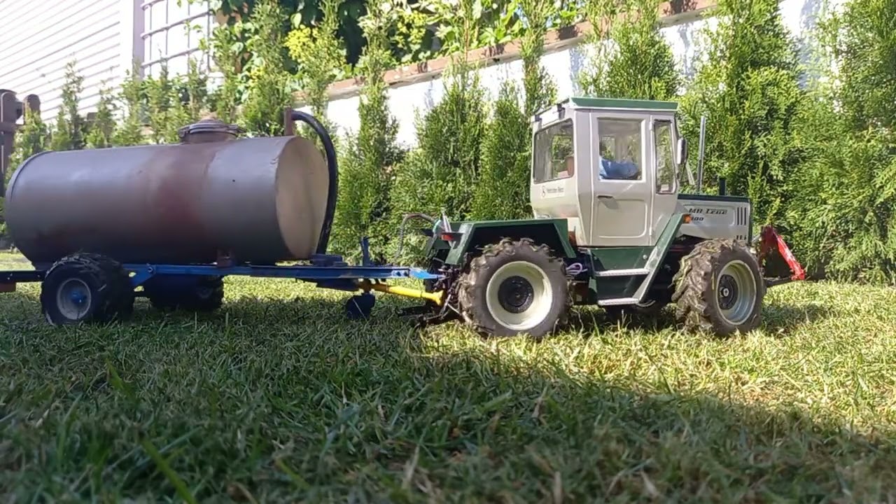 MB Trac 800 RC Traktor beim Rasen wässern