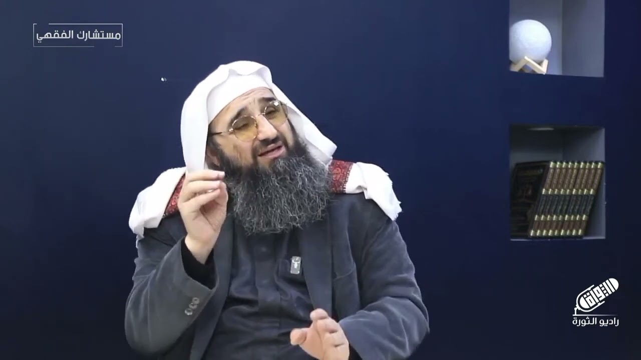 اذا أذن الفجر في مسجد بعيد عن بيتي ولم يؤذن المسجد المجاور لبيتي هل أمسك أم لا ؟