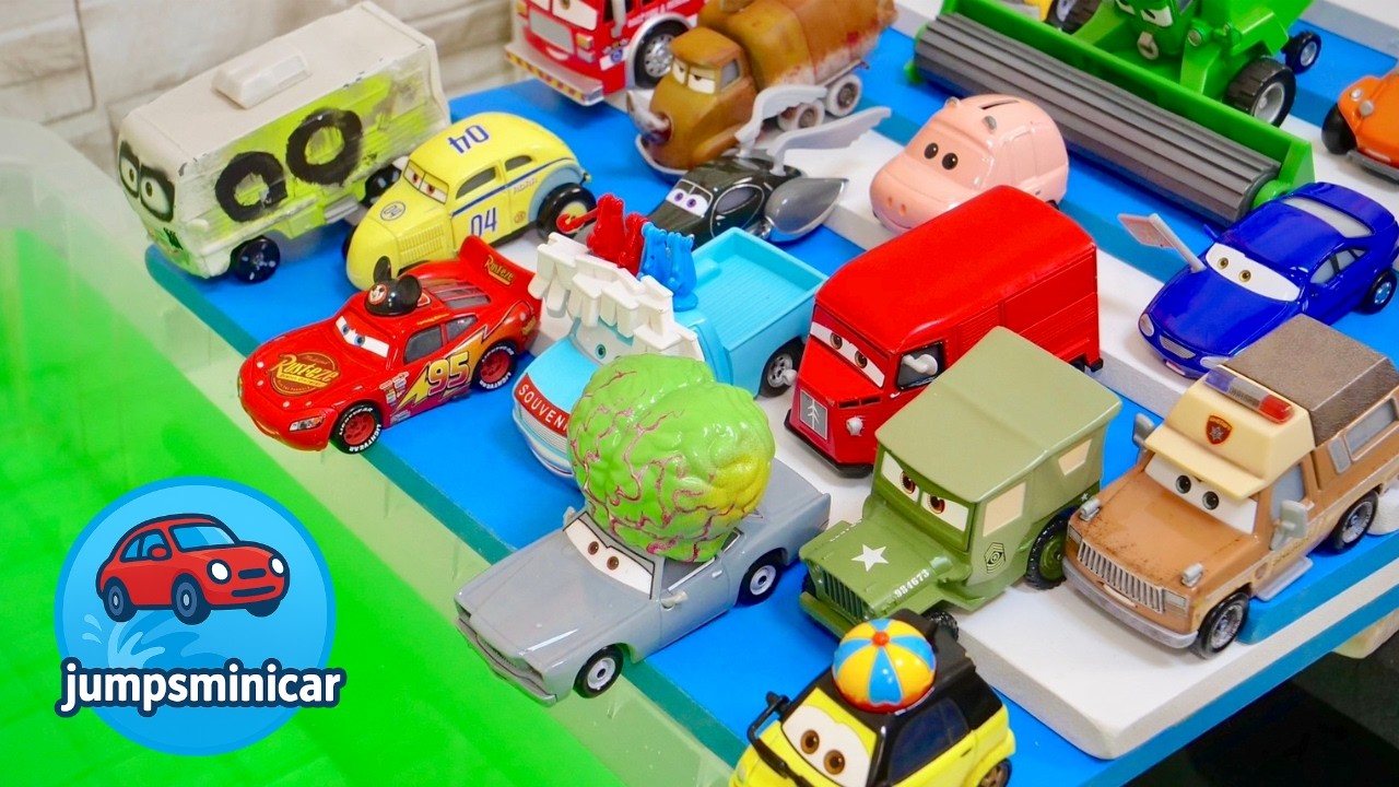Cars ☆Toy Cars Rolling Down Blue Ramp Into Water♪カーズ ミニカー