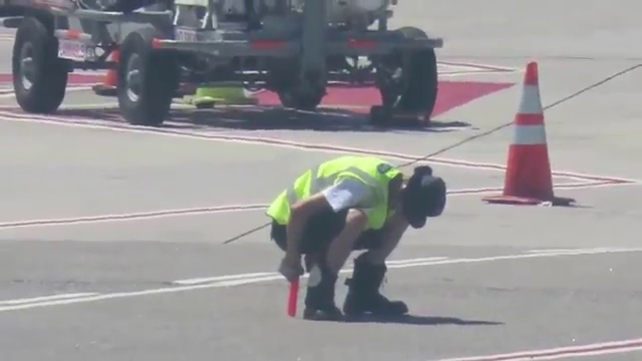 Funny Ramp Agent at SFO 09/03/15