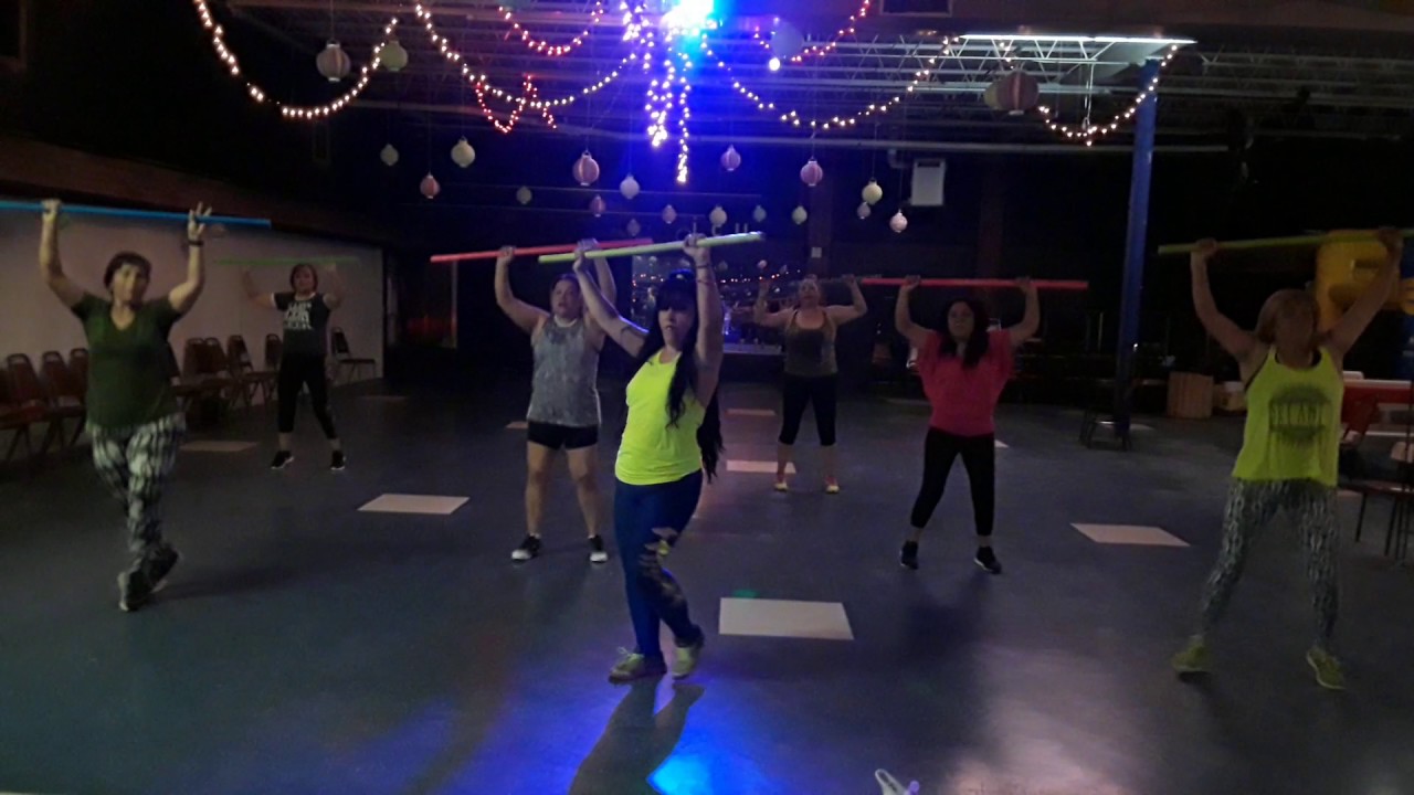 Chequea como se menea(Don Omar) zumba - palo Baston