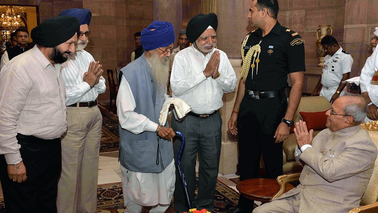 President Mukherjee receives Diwali Greetings from General Public