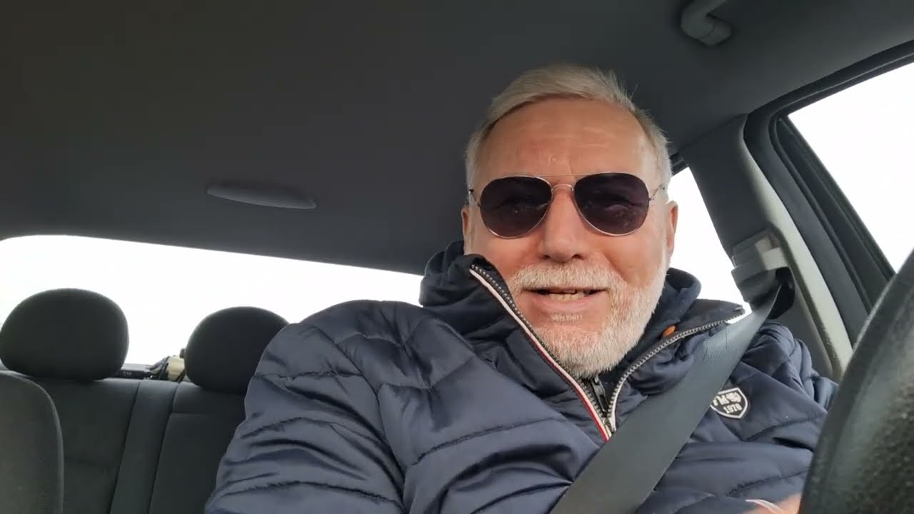 А вы друзья как ни садитесь,всё в музыканты не годитесь!