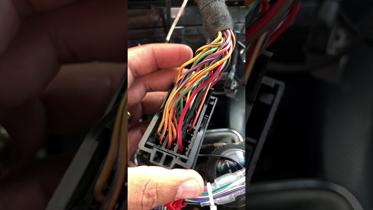 Fiat Bravo 2016 - Troca Central Multimídia uConnect para Pioneer - Dica Fio Remote (Subwoofer OEM)