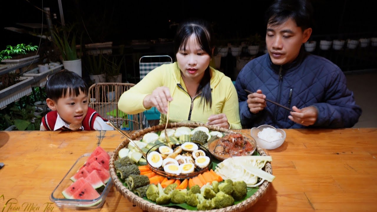 Ghé Mấy Cô Bán Đồ Dọc Đường Mua Đồ Về Nấu Cơm - Taka Biết Phụ Mẹ Nấu Ăn Rồi