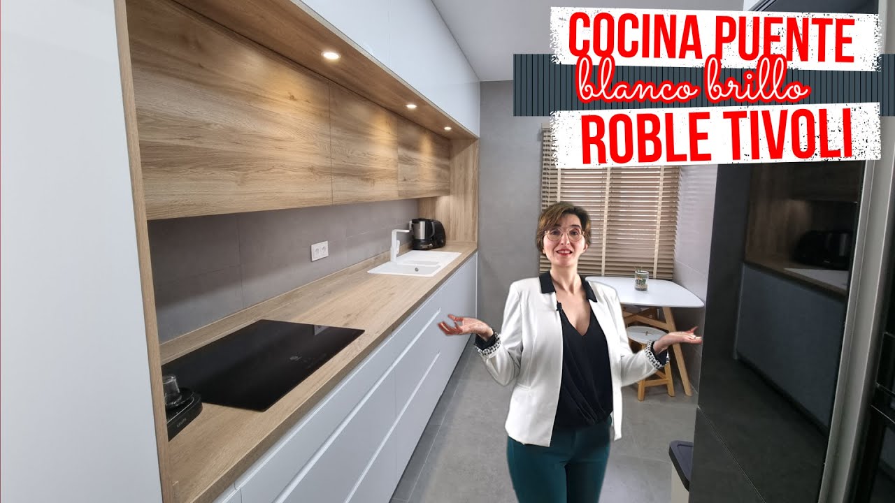 Cocina puente en blanco brillo, roble Tívoli y encimera imitación madera. Cocina blanco y madera