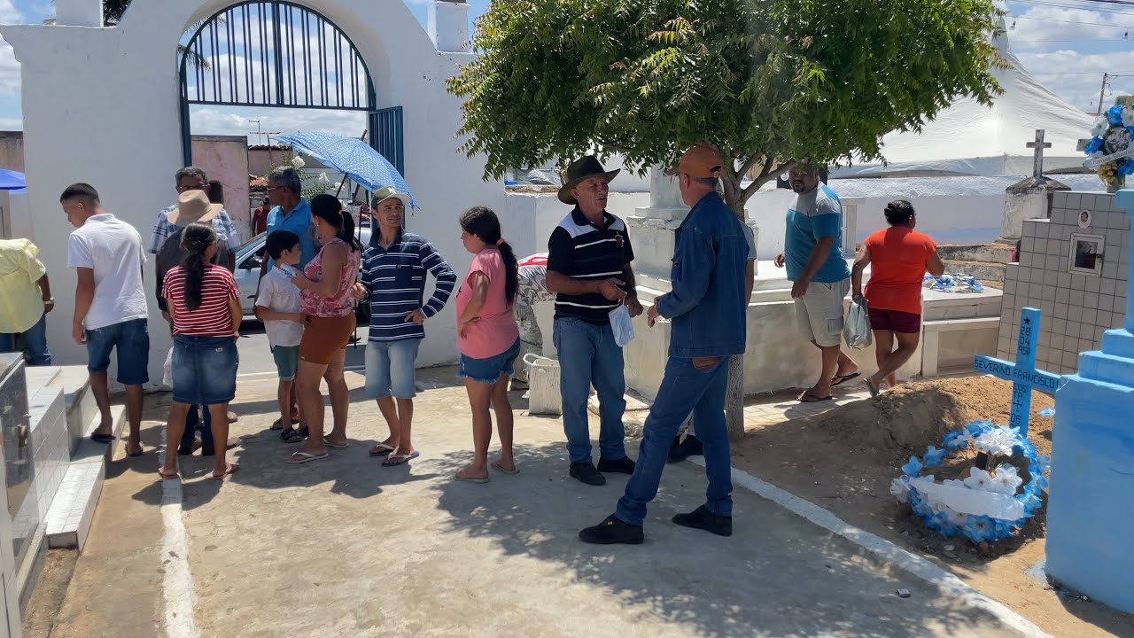 Muito movimento no dia de finados no cemitério municipal são João Batista em araruna pb