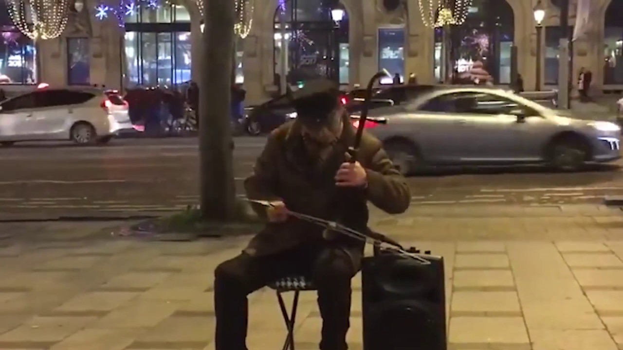 民族乐器二胡出现在国外街头，二胡演奏《梦驼铃》Erhu, a national musical instrument, appeared on the streets.Dream Camel Bell