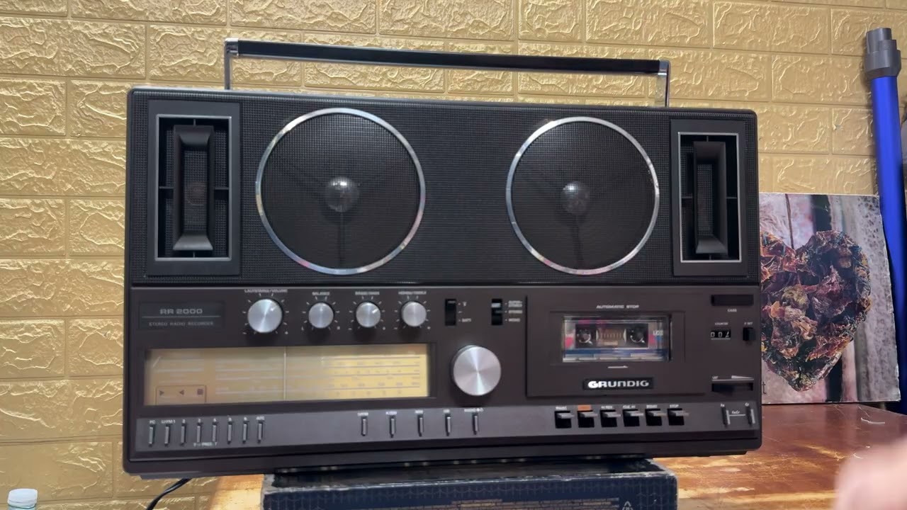 GRUNDIG RR 2000 made in Portugan -số sơ ri 806919-.liên hệ Thuỳ Audio Sài Gòn 0945019268.
