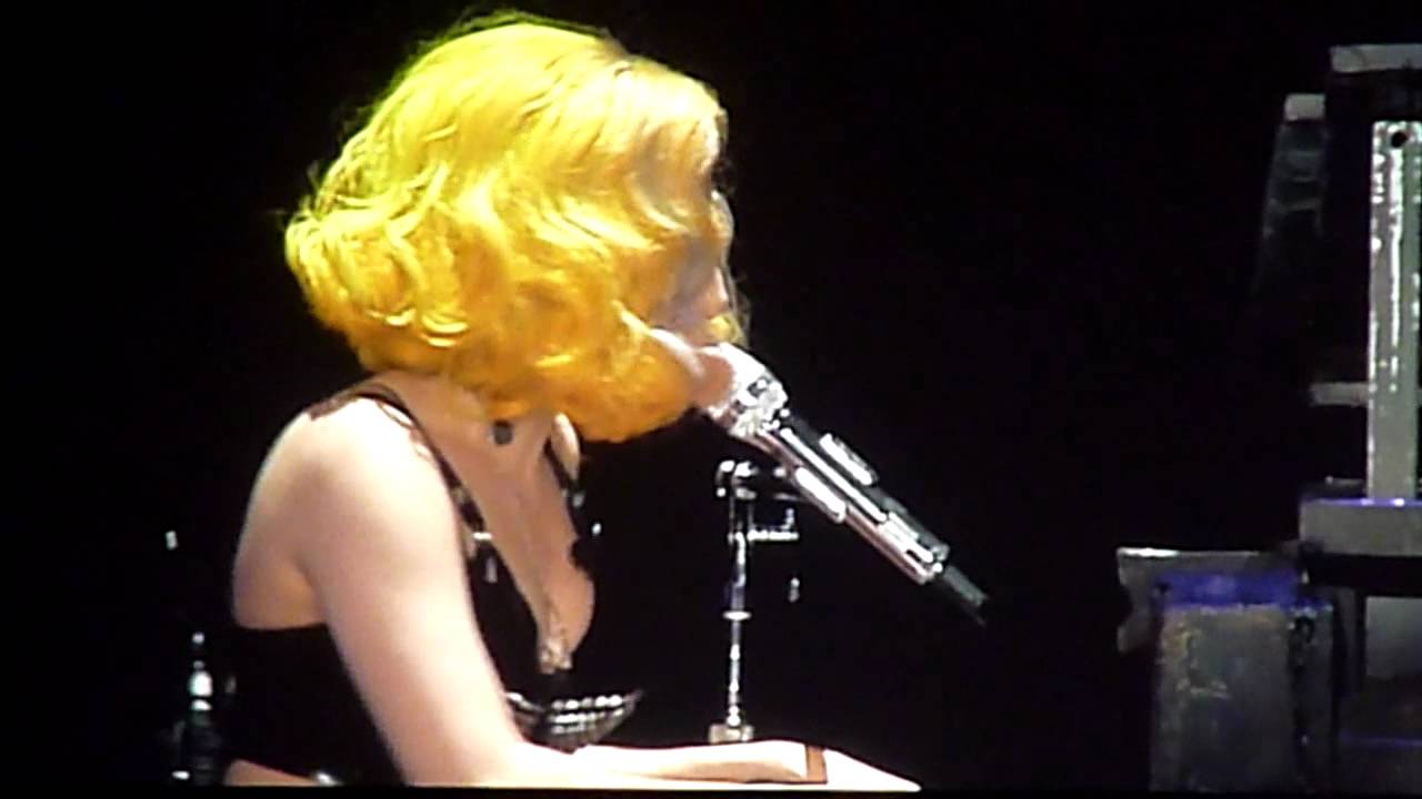 Lady Gaga "Stand By Me" Live Bercy, Paris - FRANCE 21/05/2012