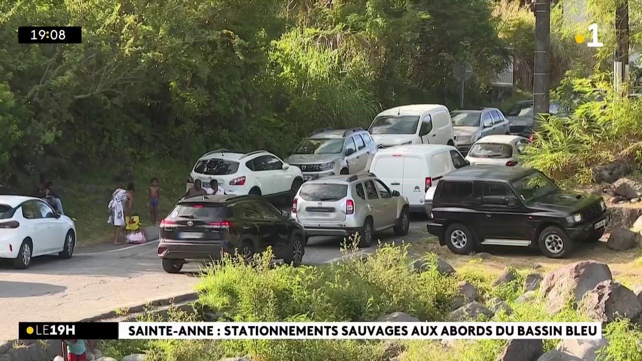 Attention au stationnement gênant aux abords du Bassin Bleu, à Sainte-Anne.