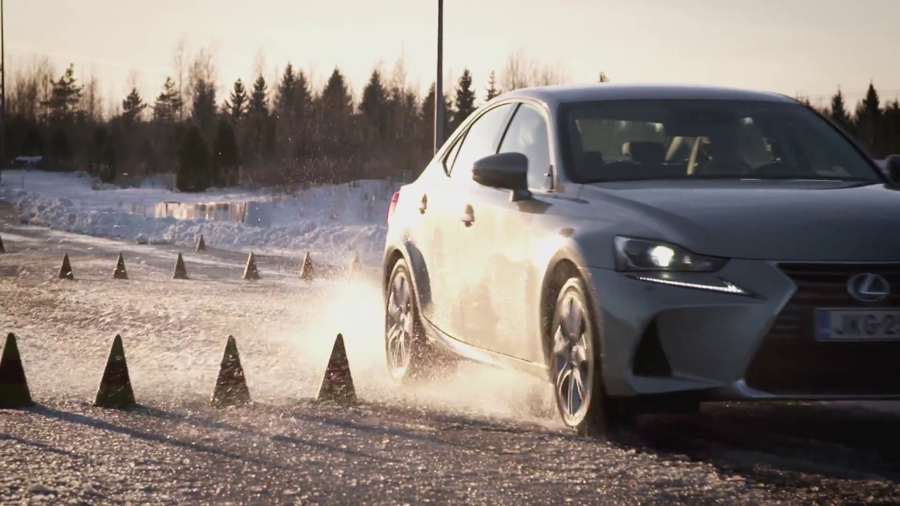 Testiss&auml; Lexus IS 300h (Teknavi 2017)