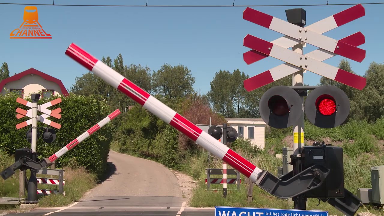 DUTCH RAILROAD CROSSING - Zevenbergen - Molenweg