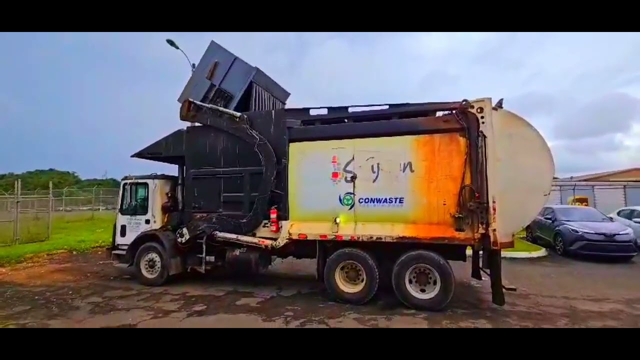 ( CW 05-308 ) Old Mack MR McNeilus Front Loader