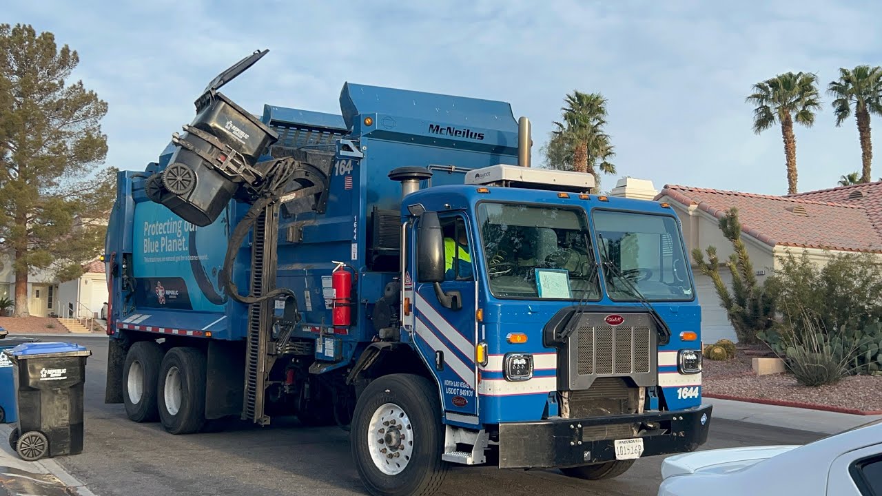 Republic Services Las Vegas - Peterbilt 520 McNeilus ZR on trash