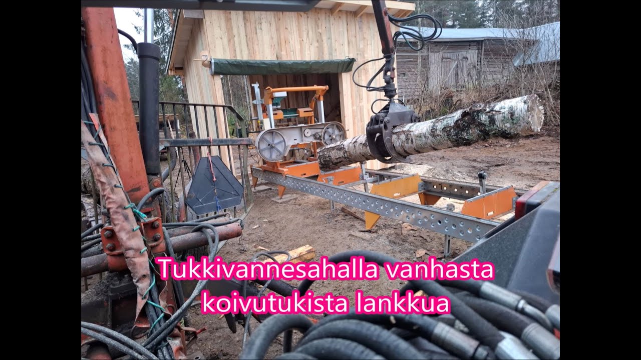 Tukkivannesahalla vanhasta koivutukista lankkua