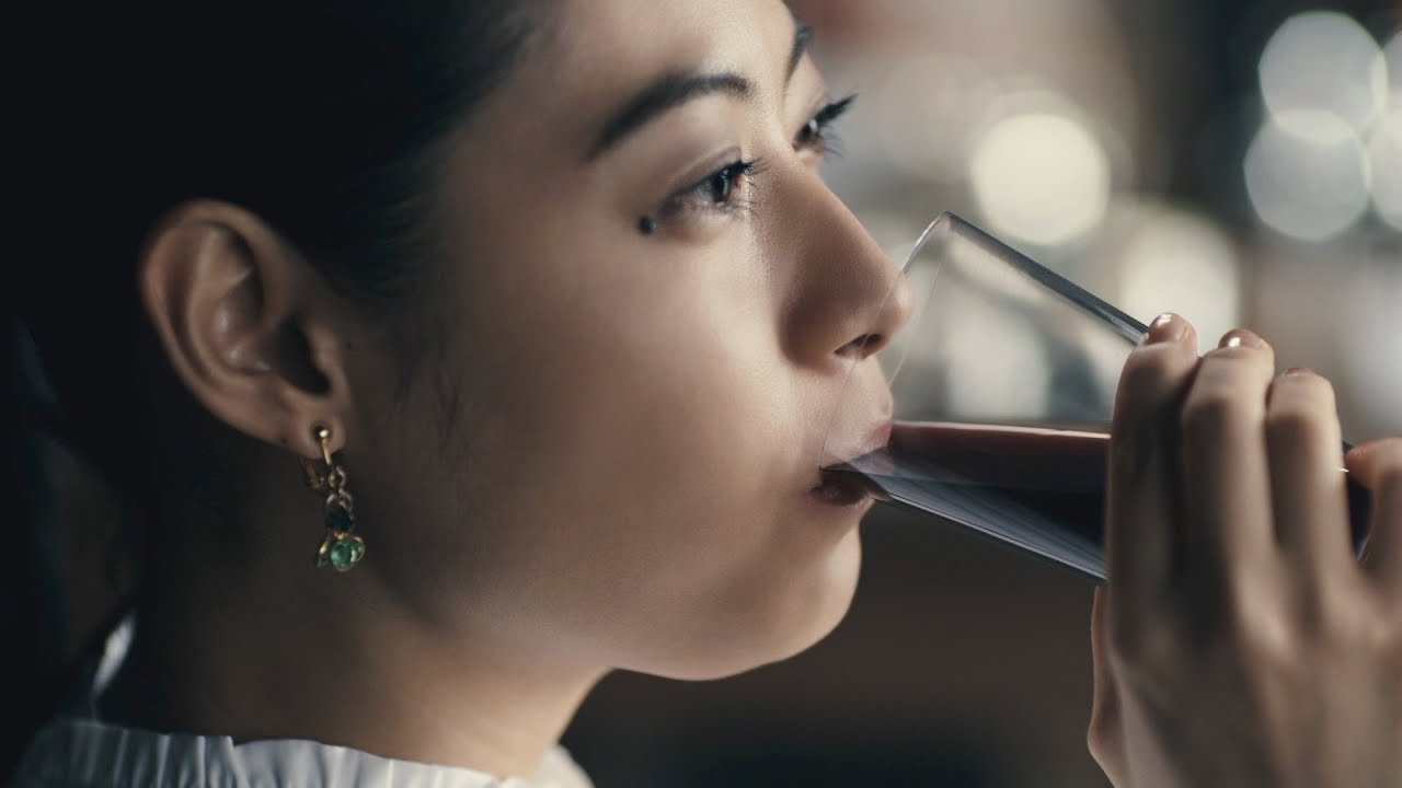 瀧本美織、中井貴一の名言無視して一気飲み　中井は思わず生唾を飲み込む　『ミキプルーン』新CM「職人篇」＆メイキング＆インタビュー