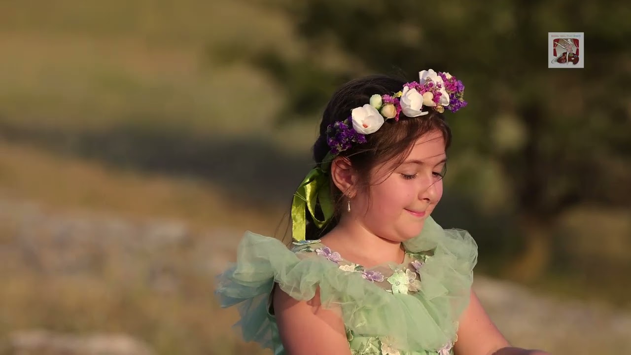 Sandu Aniela cântă la pian în natură la apus | Lecții pian copii Galați | Piano Art Institute