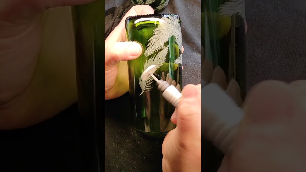 Federn gravieren auf Trinkgläsern aus Flaschen