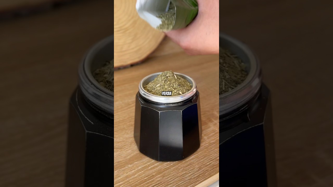 Zubereitung von Yerba Mate in einer Mokkakanne🧉