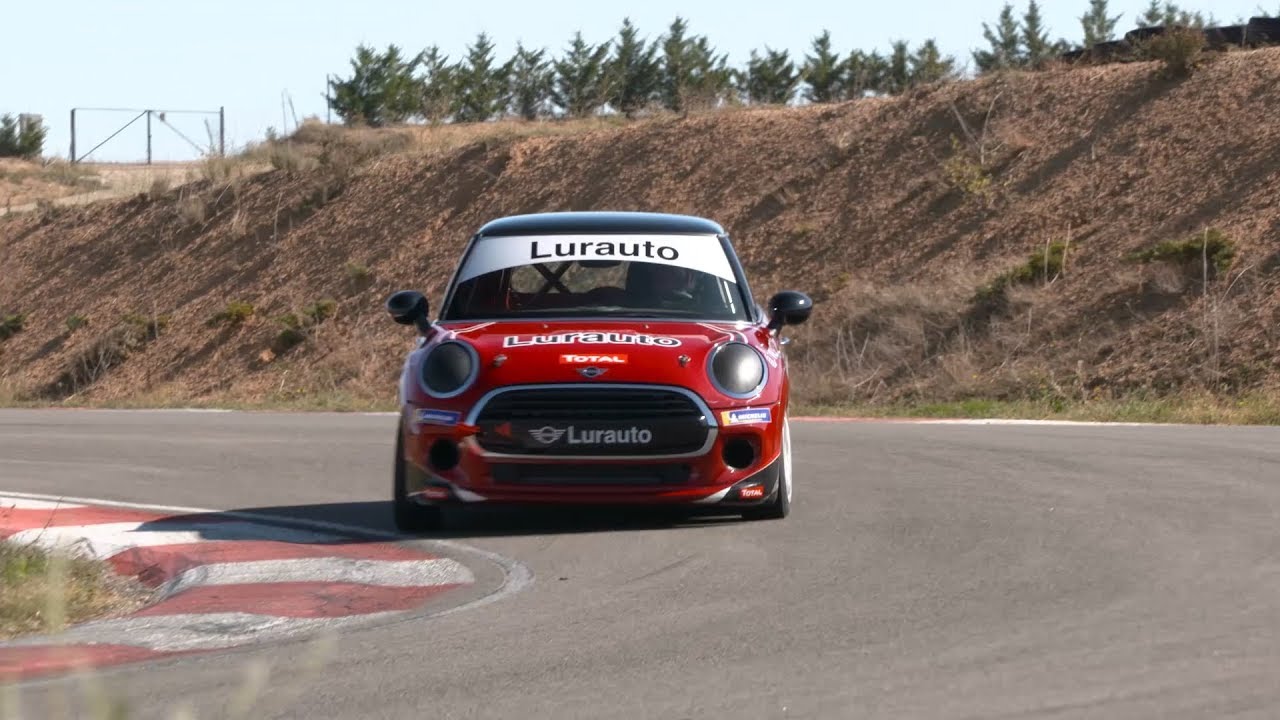 Pilotamos el Mini Cooper Copa, alma de kart y ADN de competición