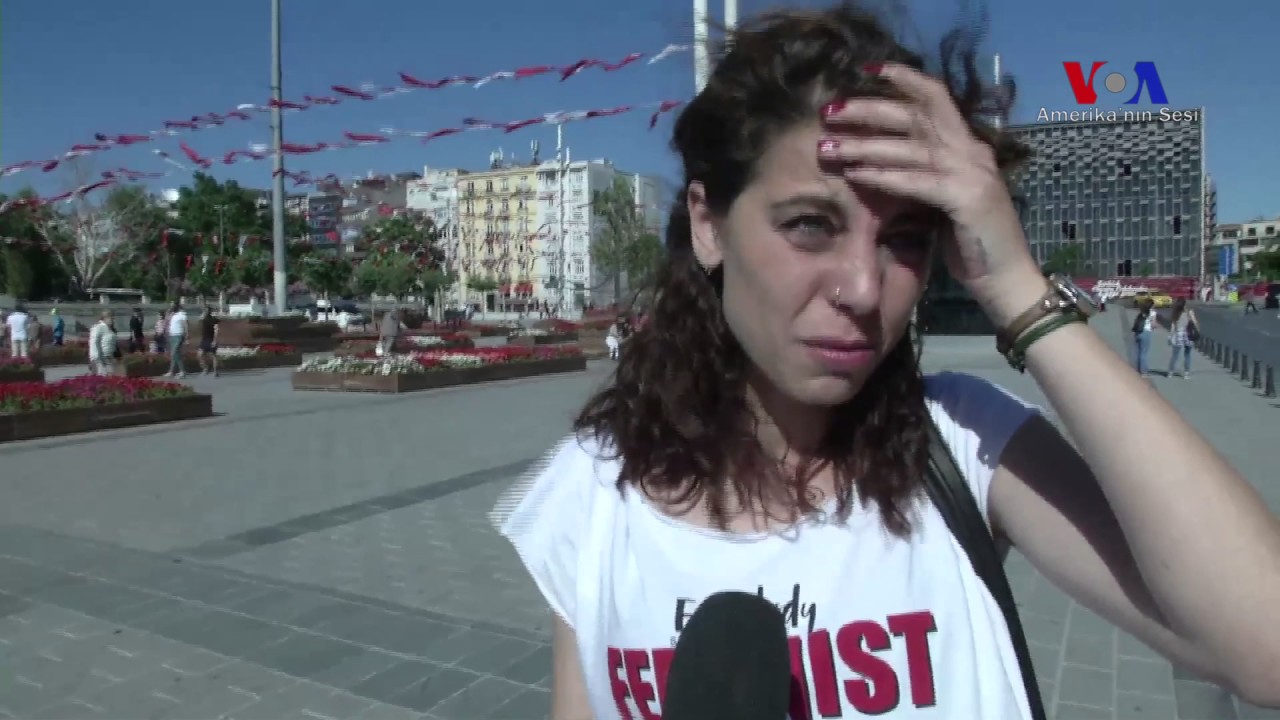 İstanbul'da 'Onur Yürüyüşü'ne Polis Müdahalesi