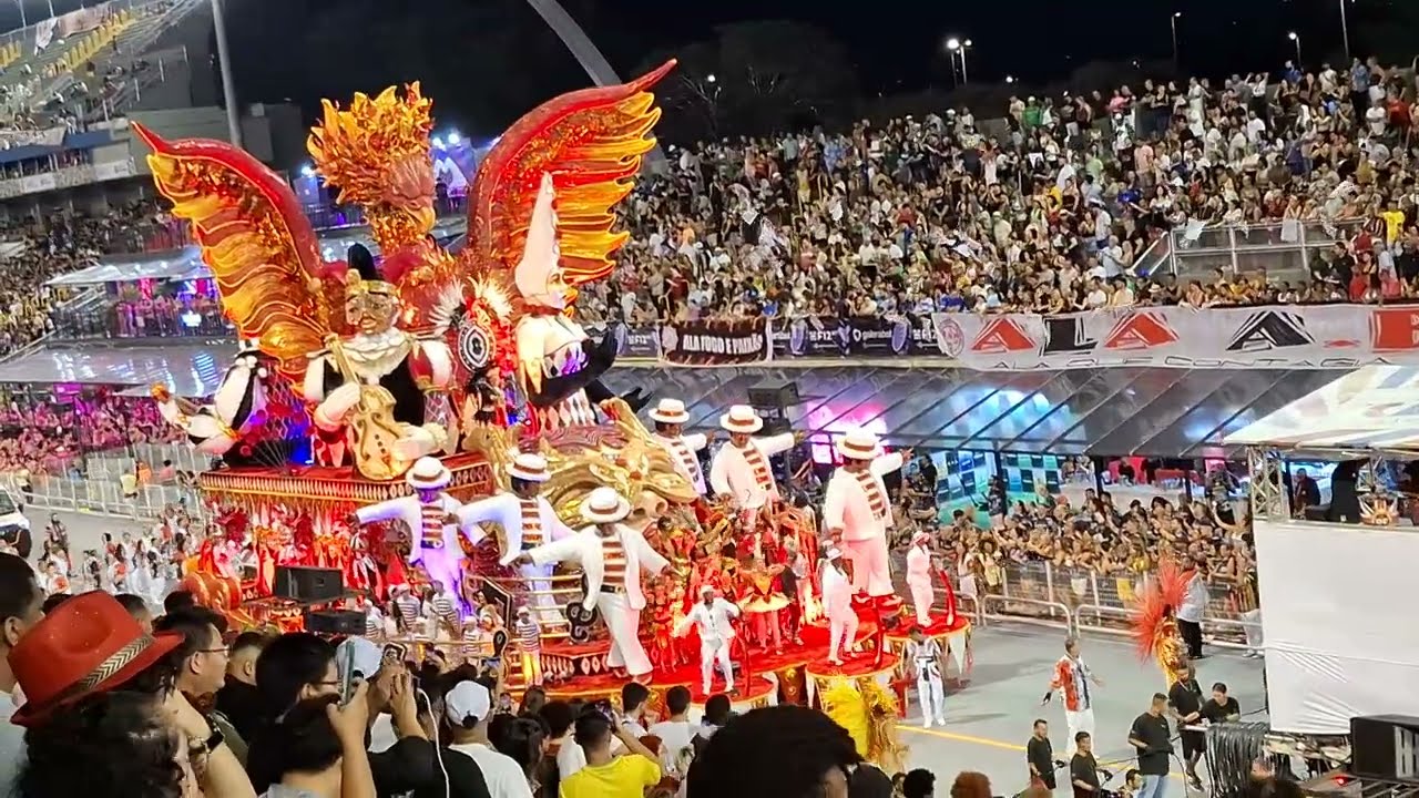 A bela caravana do Carnaval desfilando pela rua brasileira #carnaval #brasil #joy 