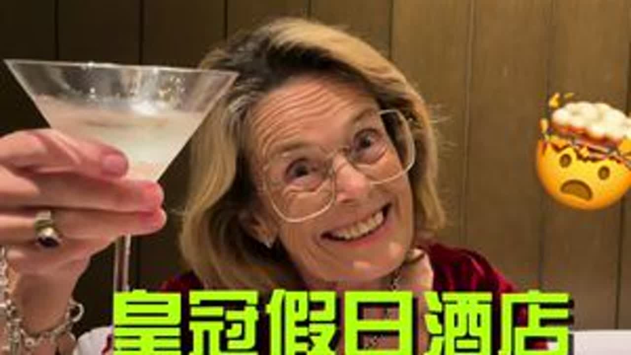 好开心可以来深圳国际会展中心皇冠假日酒店体验这里的环境，客房，餐饮和服务！又认识了很多新朋友😊一起期待一下明天的无边泳池和美味早餐吧！#创作灵感 #外国人在中国 #老外 #日常vlog #皇冠...