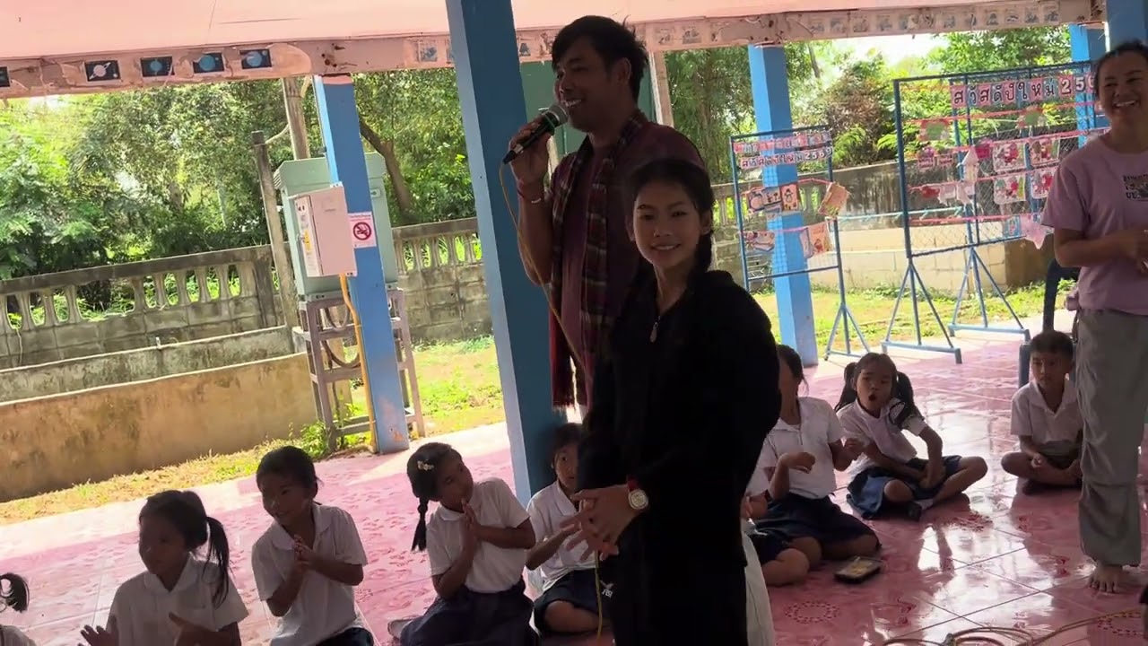 ธิดาลาวมอบทุนให้เพื่อนๆนักเรียนสนุกสนานอย่างมีความสุข ปรารถนาธิดาลาว ￼