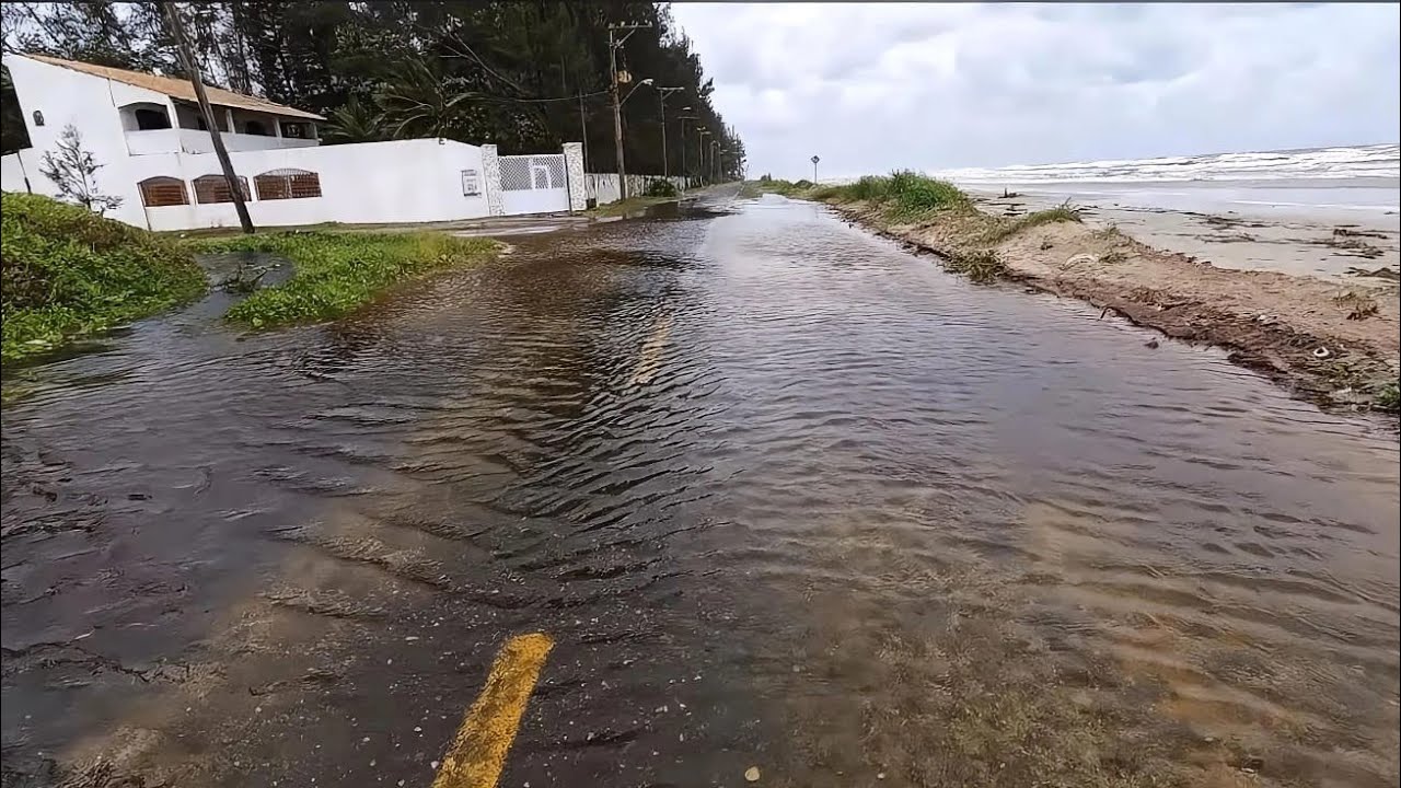 TEMPORAL TRANFORMA RUAS DA PONTA DA PRAIA EM RIO