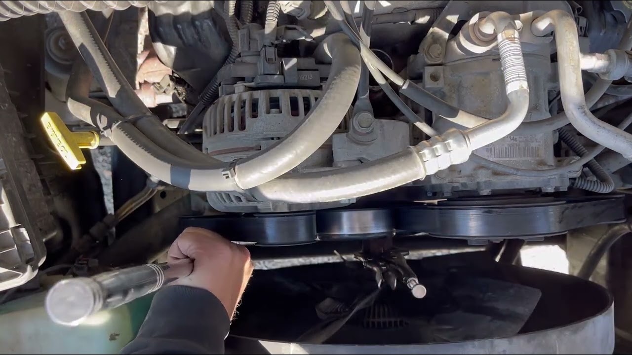 Снятие гайки муфты вентилятора радиатора Dodge Ram, замена водяного насоса, работа 5.9, 5.2, 5.9 ...