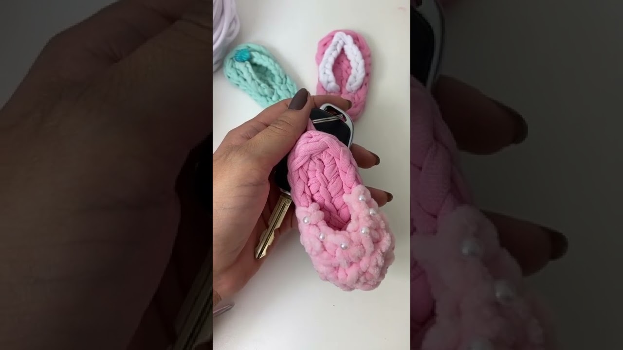 Como fazer um chaveiro perfeito no formato de chinelo!
