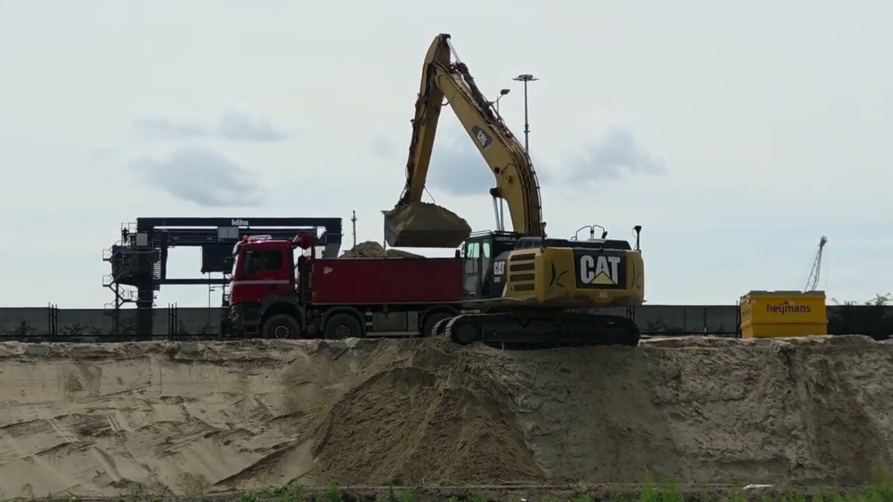 Koster cultuurtechniek.nl 336EL graaft met bak 4 Vrachtwagens vol met zand 