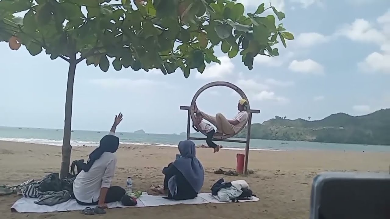 Pemandangan Bagus Pantai Midodaren Tulungagung