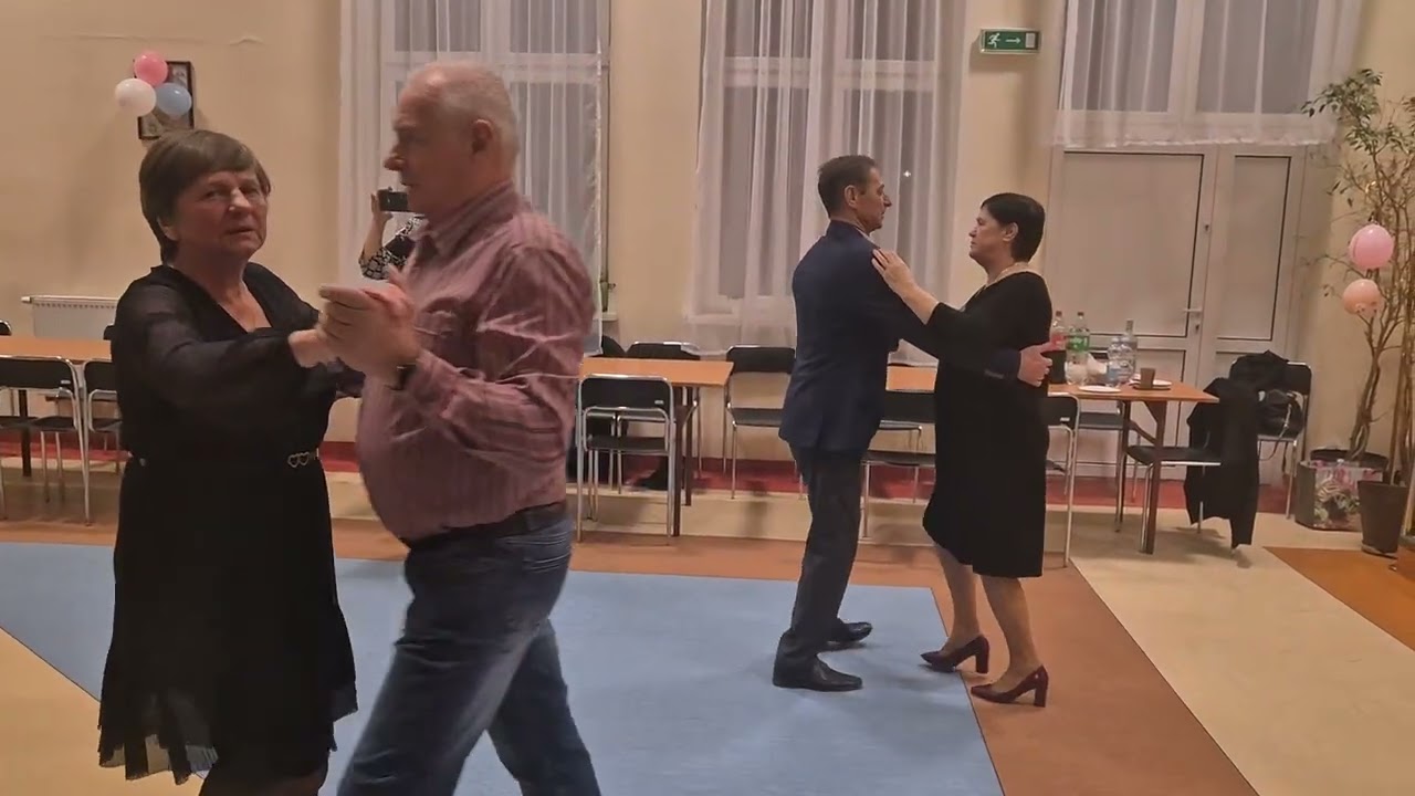 Początek potańcówki w Pawłowie. Organizatorem był Stanisław Maj. Grała Kapela Henryka Gwiazdy.