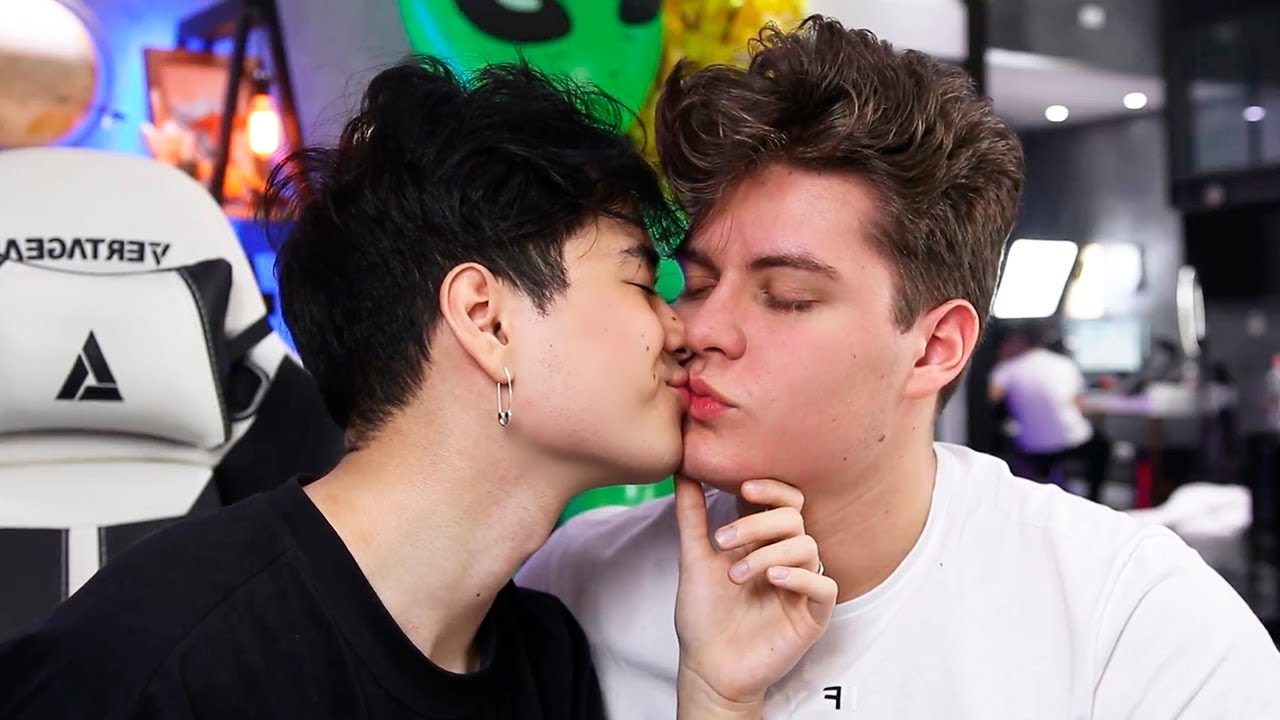 ESTAMOS NAMORANDO!!! - Revelando Meu Namorado 👬