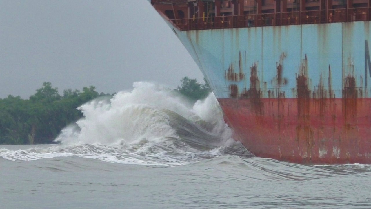TOP SPEED of Maersk Container Ship  Ever Recorded #shipspotting
