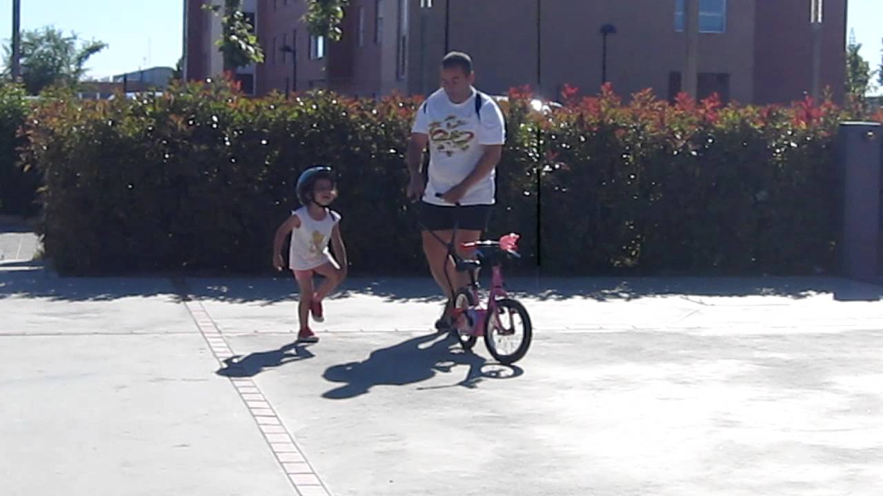 Emma montando en bici sin ruedines