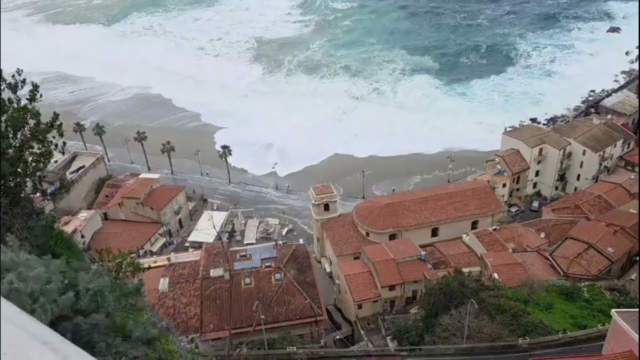 Violentissima mareggiata a Scilla: il mare inghiotte la costa
