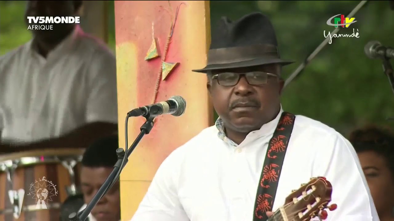 L'auteur et interprète Donny Elwood, chante 