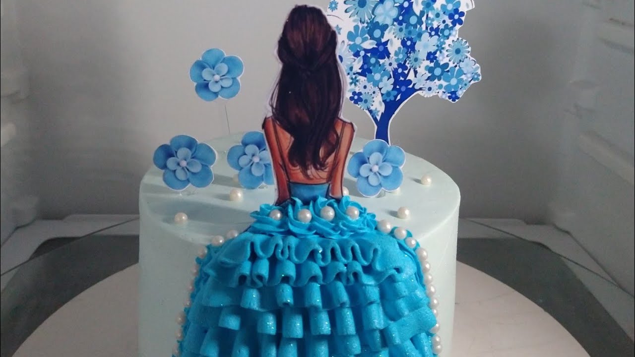 Confeitando bolo tema,, garota,, de ,,Costa,,